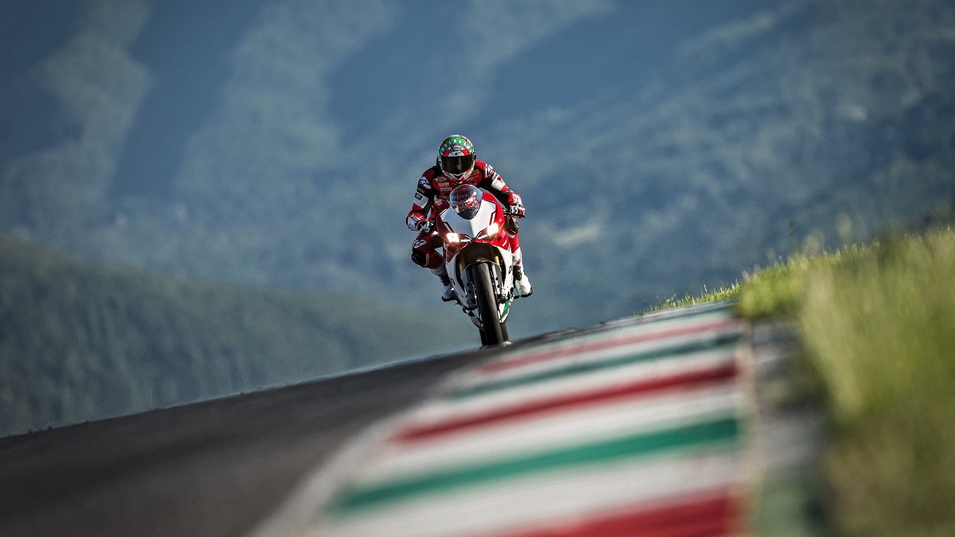 惊爆！贝林厄姆化身泰国队幕后军师，E组伊朗防线被他一眼看穿，进攻犀利如刀！